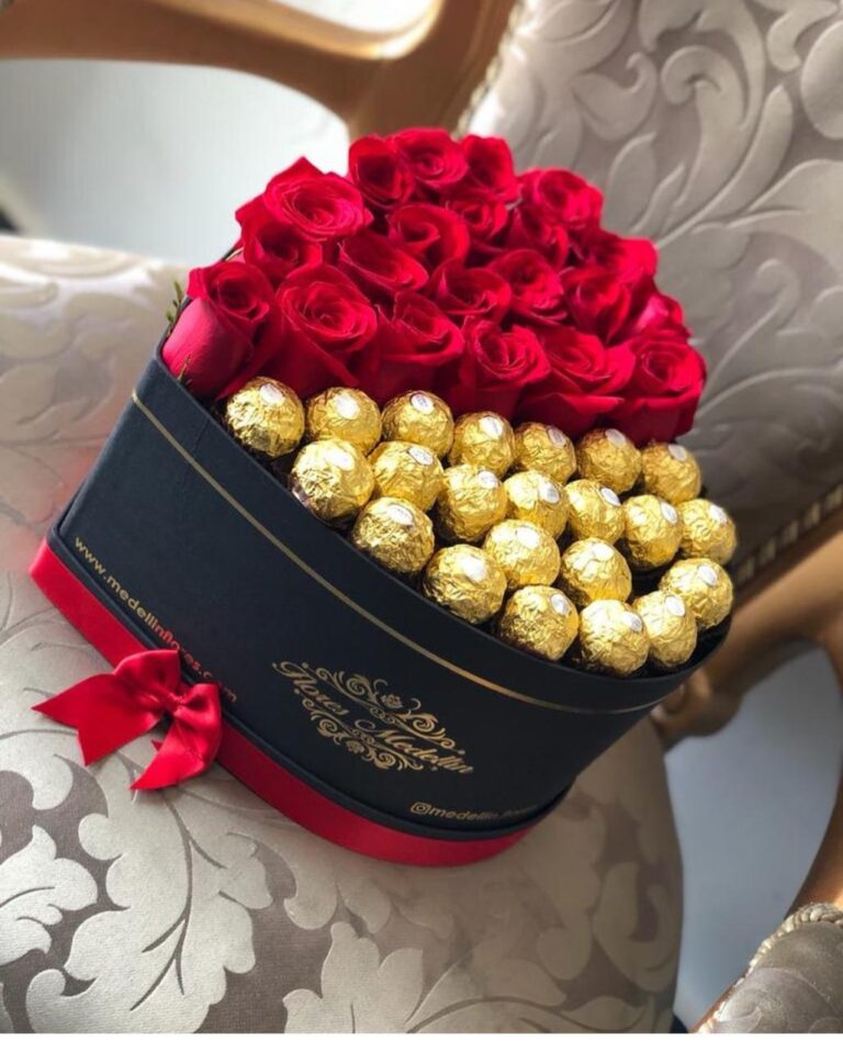 Caja de corazon mitad rosas mita chocolates Ferrero Rocher. Flores